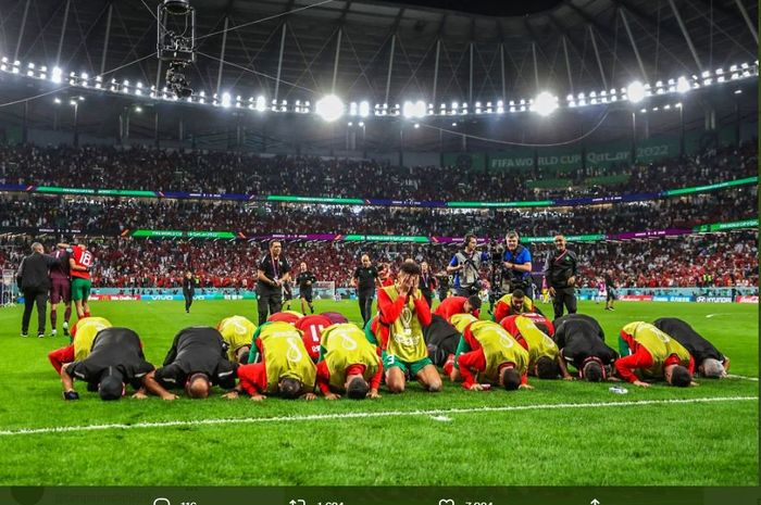 Timnas Maroko melakukan sujud syukur usai menang dramatis atas Spanyol (3-0) lewat adu penalti usai bermain imbang tanpa gol selama 90 menit plus perpanjangan waktu.