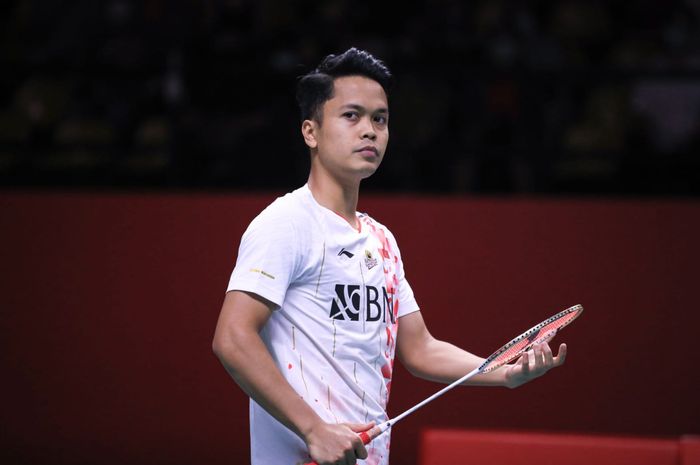 Pebulu tangkis tunggal putra Indonesia, Anthony Sinisuka Ginting, pada laga perdana BWF World Tour Finals 2022 di Nimibutr Arena, Bangkok, Thailand, Rabu (7/12/2022).