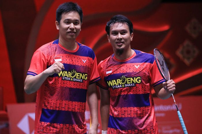 Pasangan ganda putra Indonesia, Mohammad Ahsan/Hendra Setiawan, berpose setelah menang pada laga pertama BWF World Tour Finals 2022 di Nimibutr Arena, Bangkok, Thailand, Rabu (7/12/2022).