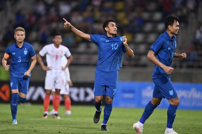 Striker timnas Thailand, Teerasil Dangda, merayakan gol yang dicetaknya ke gawang Myanmar pada laga uji coba jelang Piala AFF 2022.