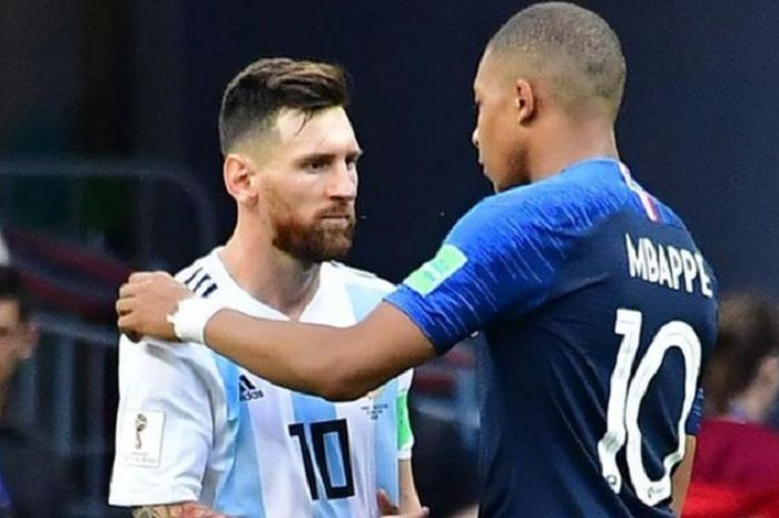Lionel Messi berpelukan dengan Kylian Mbappe, Prancis akan berhadapan dengan Argentina di final Piala Dunia 2022 Qatar.