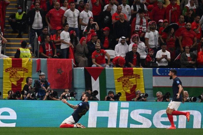 Bek Prancis, Theo Hernandez, merayakan golnya ke gawang Maroko pada semifinal Piala Dunia 2022.