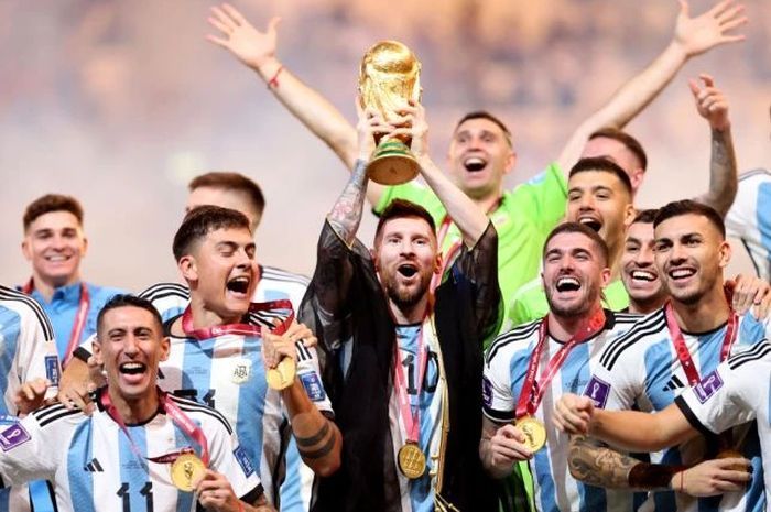 Jubah hitam yang dikenakan Lionel Messi pada momen perayaan kemenangan Argentin di Final Piala Dunia 2022. 