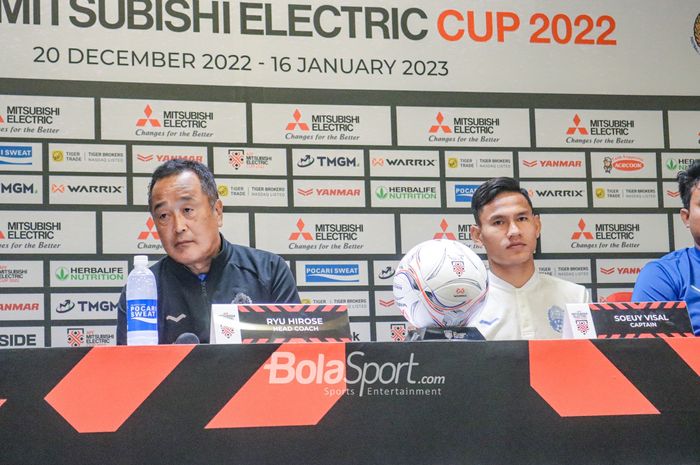 Pelatih timnas Kamboja, Ryu Hirose (kiri) dan pemainnya bernama Soeuy Visal (kanan) saat menghadiri sesi jumpa pers jelang bertanding pada Piala AFF 2022 di Stadion Gelora Bung Karno, Senayan, Jakarta, 22 Desember 2022.