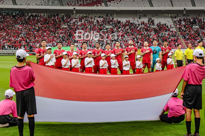 Skuat timnas Indonesia (skuad timnas Indonesia) sedang berbaris menyanyikan lagu kebangsaan dalam laga pekan pertama Piala AFF 2022 di Stadion Gelora Bung Karno, Senayan, Jakarta, 23 Desember 2022