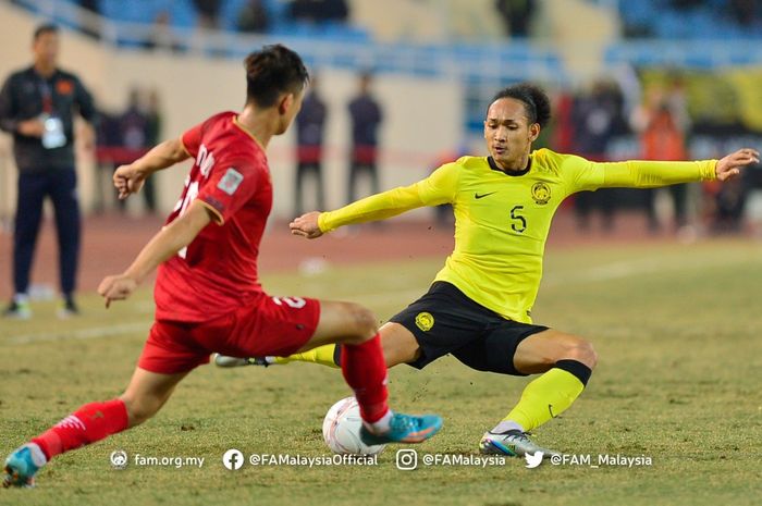 Duel pemain Vietnam dan Malaysia di Piala AFF 2022.
