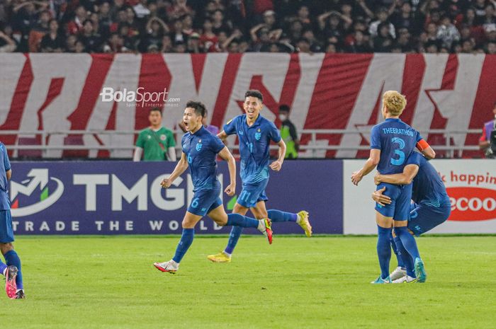 Para pemain timnas Thailand merayakan gol Sarach Yooyen yang menyamakan skor menjadi 1-1 dalam laga melawan timnas Indonesia di Grup A Piala AFF 2022, Kamis (29/12/2022) di SUGBK, Senayan.