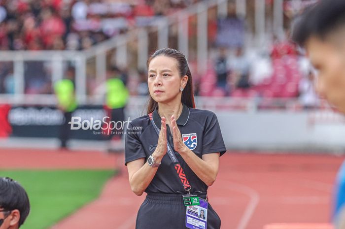 Manajer timnas Thailand, Madam Pang, ketika menemani timnya bertanding pada Piala AFF 2022 di Stadion Utama Gelora Bung Karno, Senayan, Jakarta, 29 Desember 2022.