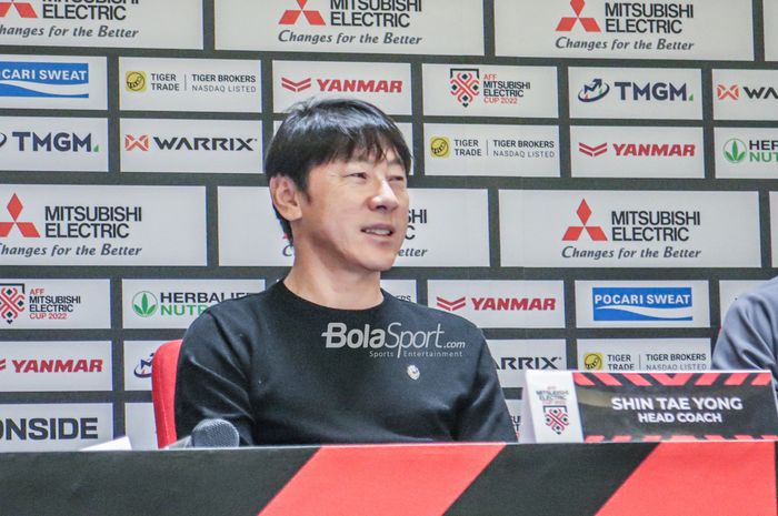 Pelatih timnas Indonesia, Shin Tae-yong, sempat sumringah saat menghadiri sesi jumpa pers seusai laga Piala AFF 2022 di Stadion Gelora Bung Karno, Senayan, Jakarta, 29 Desember 2022.