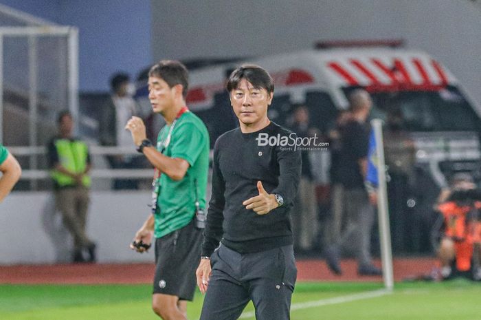 Pelatih timnas Indonesia, Shin Tae-yong, saat hadir memantau para pemainnya berlaga pada Piala AFF 2022 di Stadion Utama Gelora Bung Karno, Senayan, Jakarta, 29 Desember 2022.