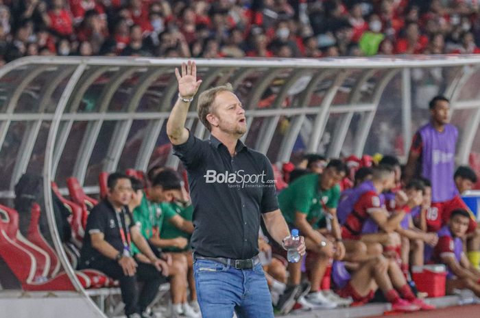 Pelatih timnas Thailand, Alexandre Polking, tampak sedang memberikan intruksi kepada para pemainnya saat berlaga pada Piala AFF 2022 di Stadion Utama Gelora Bung Karno, Senayan, Jakarta, 29 Desember 2022.