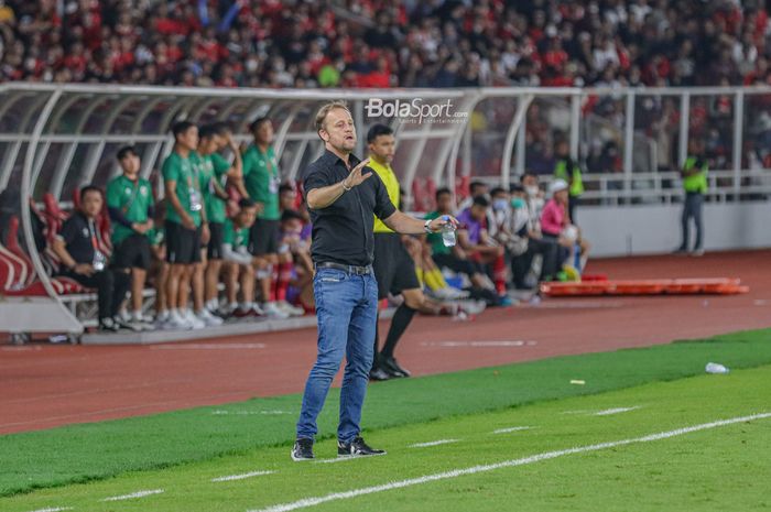 Pelatih timnas Thailand, Alexandre Polking, tampak sedang memberikan intruksi kepada para pemainnya saat berlaga pada Piala AFF 2022 di Stadion Utama Gelora Bung Karno, Senayan, Jakarta, 29 Desember 2022.