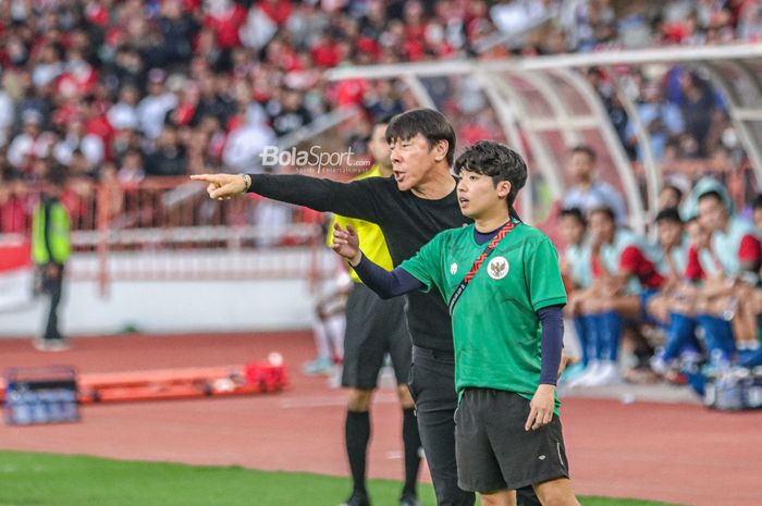 Pelatih timnas Indonesia, Shin Tae-yong (kiri) serta sang penerjemahnya bernama Jeong Seok-seo alias Jeje (kanan) sedang memberikan intruksi kepada para pemain saat berlaga pada Piala AFF 2022 di Stadion Utama Gelora Bung Karno, Senayan, Jakarta, 29 Desember 2022.