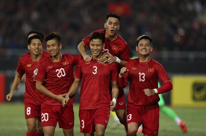 Pemain timnas Vietnam merayakan gol yang dicetak Que Ngoc Hai pada laga kontra Malaysia di Piala AFF 2022.