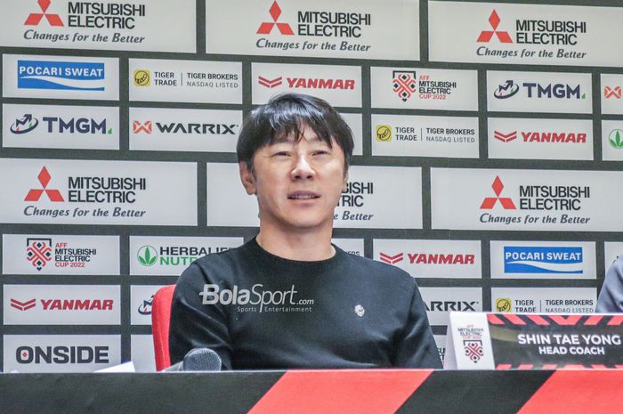 Pelatih timnas Indonesia, Shin Tae-yong, sempat sumringah saat menghadiri sesi jumpa pers seusai laga Piala AFF 2022 di Stadion Gelora Bung Karno, Senayan, Jakarta, 29 Desember 2022.