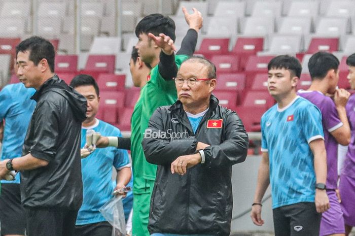 Pelatih timnas Vietnam, Park Hang-seo (tengah), tampak sedang memantau para pemainnya berlatih di Stadion Gelora Bung Karno, Senayan, Jakarta, 5 Januari 2023.