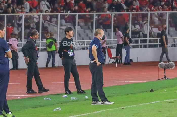 Pelatih timnas Indonesia, Shin Tae-yong (kiri) dan Park Hang-seo (kanan) selaku juru taktik timnas Vietnam tampak berdekatan saat memantau timnya bertanding di Stadion Gelora Bung Karno, Senayan, Jakarta, 6 Desember 2023.