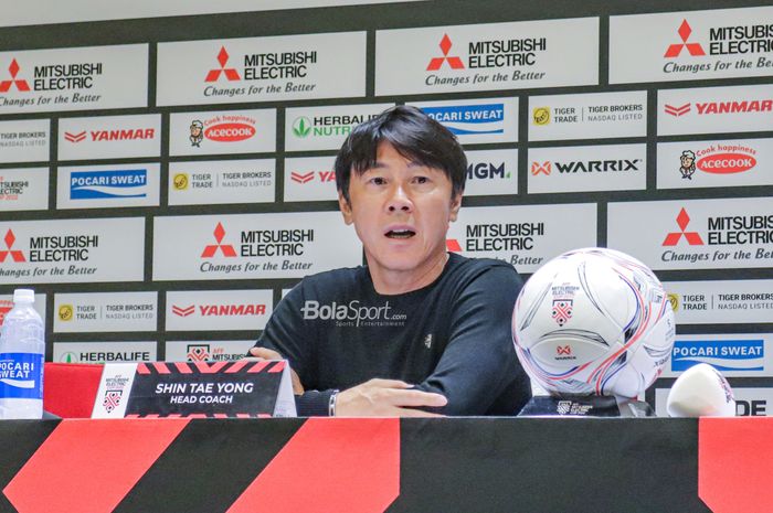 Pelatih timnas Indonesia, Shin Tae-yong, saat menghadiri sesi jumpa pers di Stadion Gelora Bung Karno, Senayan, Jakarta, 6 Desember 2023.