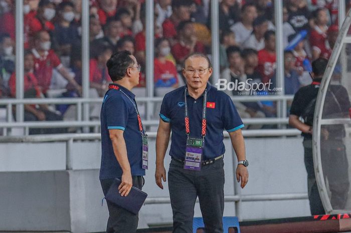 Pelatih timnas Vietnam, Park Hang-seo (kanan), sedang memantau para pemainnya bertanding dalam laga leg pertama semifinal Piala AFF 2022 di Stadion Gelora Bung Karno, Senayan, Jakarta, 6 Januari 2023.