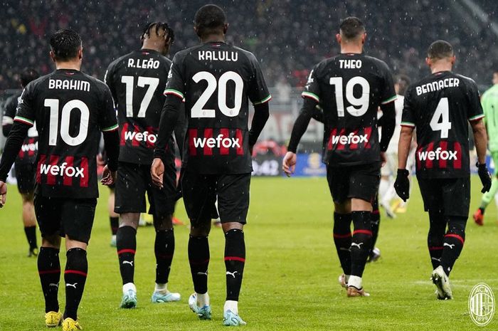 Para pemain AC Milan dalam laga melawan AS Roma pada giornata 17 Liga Italia 2022-2023 di Stadion San Siro, Minggu (8/1/2023)