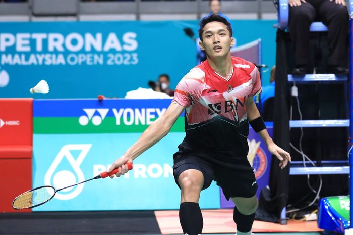 Aksi tunggal putra Indonesia, Jonatan Christie ketika menghadapi pemain Taiwan Wang Tzu Wei pada babak pertama Malaysia Open 2023, Selasa (10/1/2023)