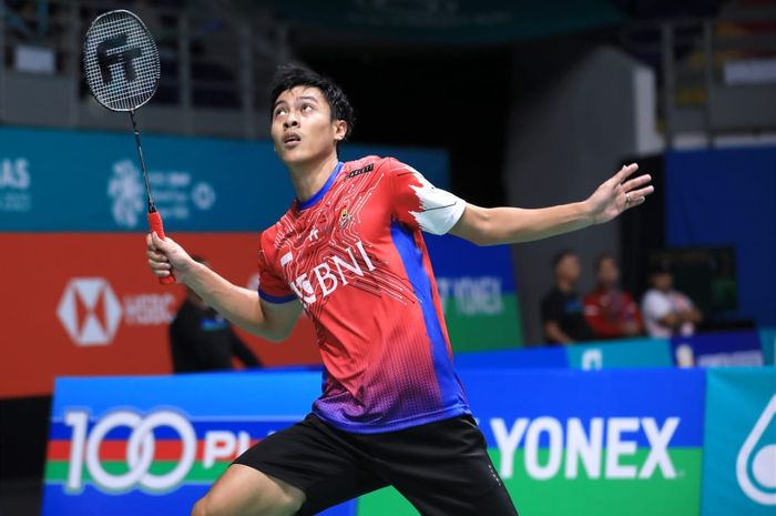 Tunggal putra Indonesia, Shesar Hiren Rhustavito, saat tampil  pada babak pertama Malaysia Open 2023 di Axiata Arena, Rabu (11/1/2023).