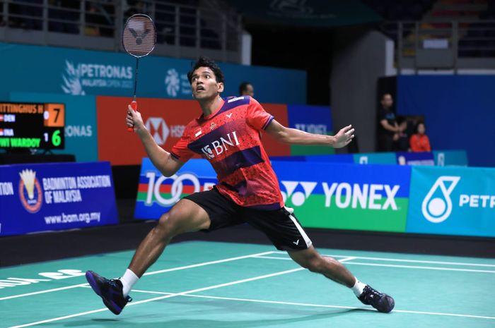 Pebulu tangkis tunggal putra Indonesia, Chico Aura Dwi Wardoyo pada pertandingan babak pertama Malaysia Open 2023 di Axiata Arena, Kuala Lumpur, Malaysia, pada Rabu (11/1/2023)