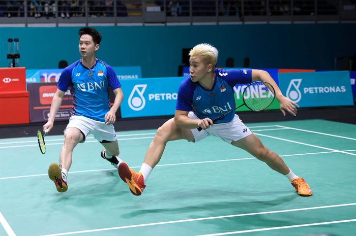 Pasangan ganda putra Indonesia, Marcus Fernaldi Gideon/Kevin Sanjaya Sukamuljo, pada babak kedua Malaysia Open 2023 di Axiata Arena, Kuala Lumpur, Kamis (12/1/2023).