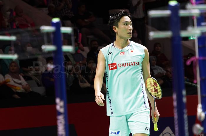 Tunggal putra asal Jepang, Kento Momota, saat tampil melawan Shi Yu Qi (China) pada babak pertama Indonesia Masters 2023 di Istora Senayan, Jakarta, Rabu (25/1/2023).