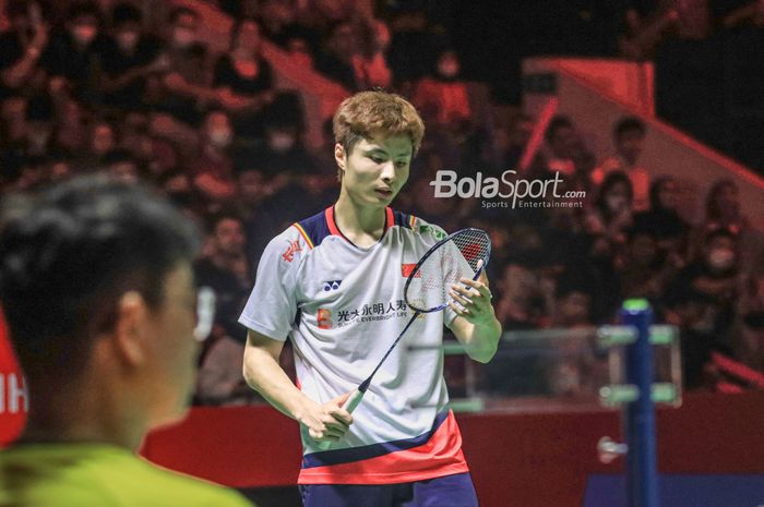 Tunggal putra asal China, Shi Yu Qi, saat melawan Jonatan Christie pada semifinal Indonesia Masters 2023 di Istora Senayan, Jakarta, Sabtu (28/1/2023).