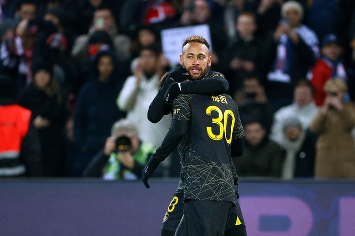 Neymar memeluk Lionel Messi usai cetak gol untuk PSG ke gawang Reims dalam lanjutan Liga Prancis di Parc des Princes (29/1/2023).