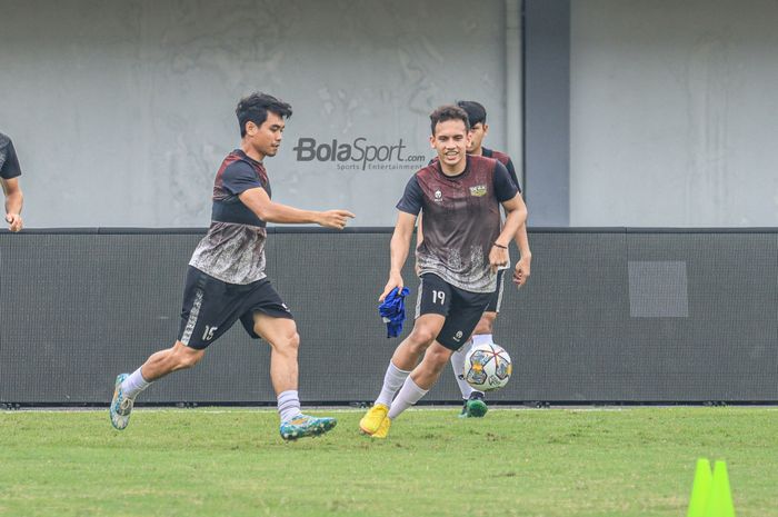 Egy Maulana Vikri (kanan) sedang menguasai bola dan dibayangi Rangga Muslim (kiri) dalam latihan Dewa United di Stadion Indomilk, Tangerang, Banten, Rabu (1/2/2023).