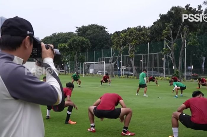 Pelatih timnas U-20 Indonesia, Shin Tae-yong, jadi fotografer usai sesi latihan mau berakhir