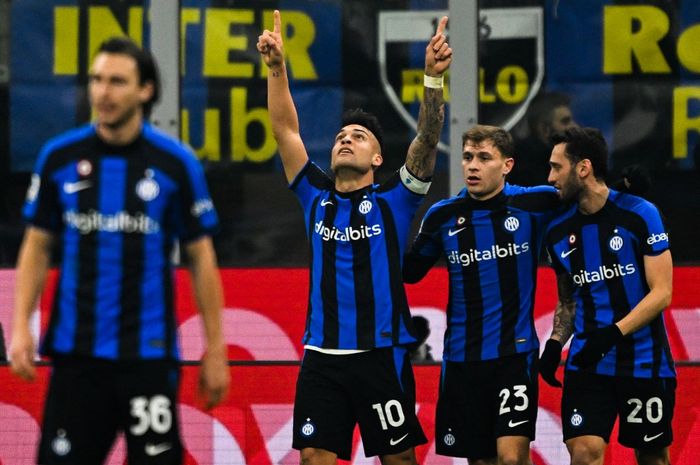Lautaro Martinez merayakan gol untuk Inter Milan ke gawang AC Milan dalam giornata 21 Liga Italia 2022-2023 di Stadion Giuseppe Meazza, Minggu (5/2/2023).