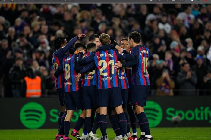 Para pemain Barcelona merayakan gol ke gawang Sevilla dalam jornada 20 Liga Spanyol 2022-2023 di Stadion Spotify Camp Nou, Minggu (5/2/2023).