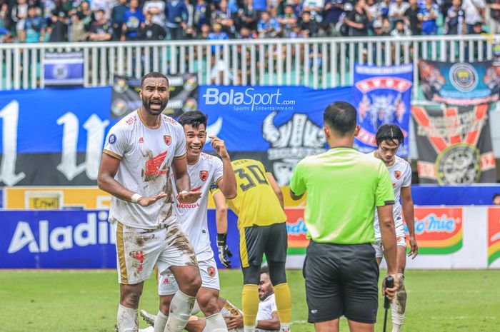 Dua pemain PSM Makassar, Yuran Fernandes (kiri) dan Agung Mannan (kanan), sempat memberikan protes ke wasit dalam laga pekan ke-24 Liga 1 2022 di Stadion Pakansari, Bogor, Jawa Barat, Selasa (14/2/2023). Pelatih mereka, Bernardo Tavares pun lebih kesal lagi.