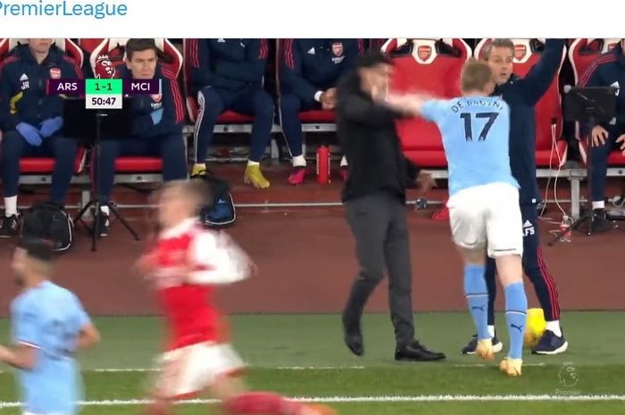 Momen saat Kevin De BRuyne mendorong Mikel Arteta dalam laga Arsenal versus Manchester City.