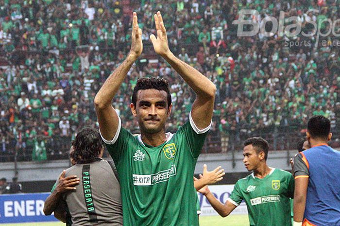 Bek Persebaya Surabaya, Otavio Dutra, membalas tepuk tangan penonton usai laga melawan Madura United