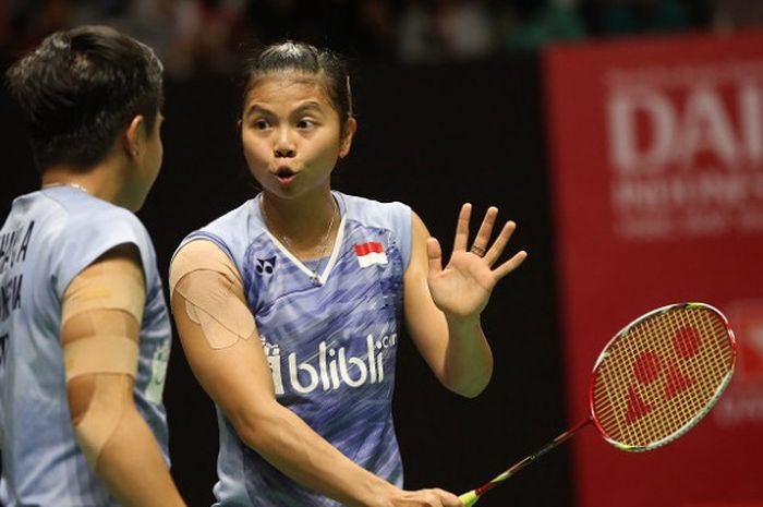 Pasangan ganda putri Indonesia, Greysia Polii/Apriyani Rahayu, sedang berdiskusi dalam laga final In