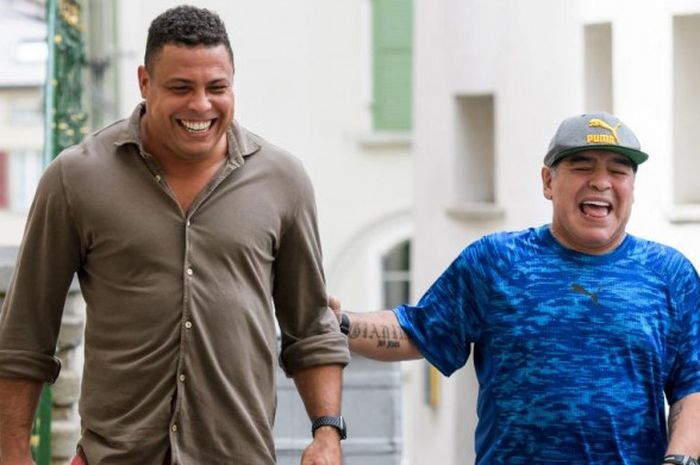 Diego Maradona (kanan) dan Ronaldo bercengkerama ketika tiba buat menghadiri pertandingan ekshibisi 