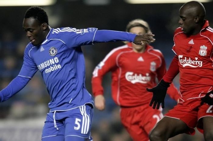  Pemain Liverpool, Mohamed Sissoko (kanan) berusaha mengejar pemain Chelsea, Michael Essien (kiri) p