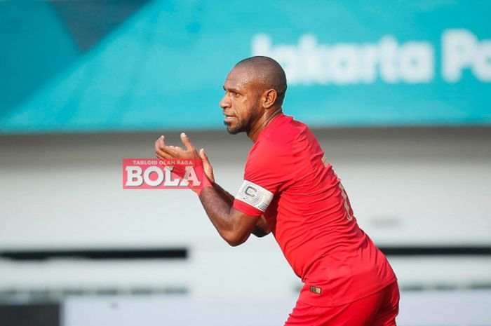  Boaz Solossa saat membela timnas Indonesia melawan timnas Mauritius pada laga uji coba di Stadion 