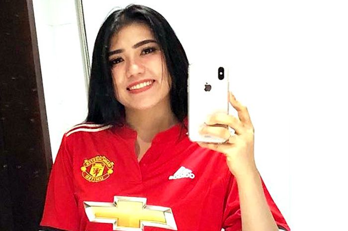      Penyanyi dangdut tanah air, Via Vallen selfie sembari mengenakan jersey Manchester United,  Sel