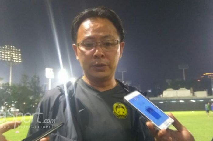 Pelatih timnas U-23 Malaysia, Ong Kim Swee menjawab pertanyaan wartawan di Lapangan ABC, Senayan, Ja