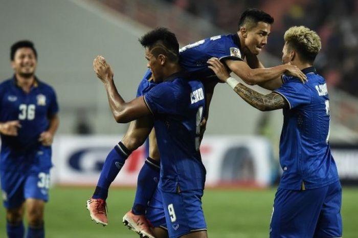 Pemain Thailand, Chanatip Songkrasin, digendong rekan setimnya setelah mencetak gol kontra Myanmar d