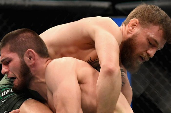  Conor McGregor dari Irlandia (kanan) bertarung melawan Khabib Nurmagomedov asal Rusia di UFC 229 di