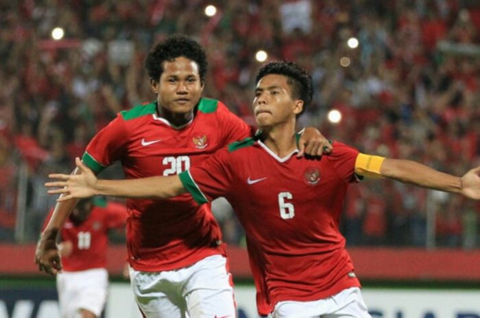 Kapten timnas U-19 Indonesia, David Maulana (kanan) merayakan gol ke gawang lawan.