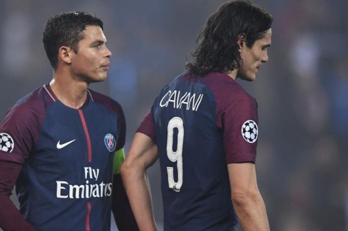  Edinson Cavani (kanan) dan Thiago Silva bereaksi lesu setelah partai Liga Champions antara Paris Sa