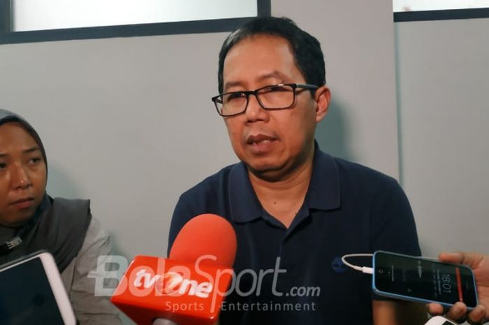 Wakil Ketua Umum PSSI, Joko Driyono menjawab pertanyaan wartawan di Lapangan ABC, Senayan, Jakarta, 
