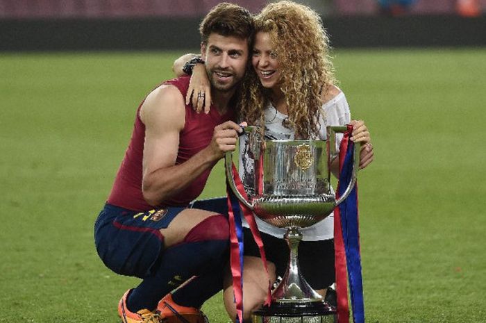  Pemain FC Barcelona dengan istrinya, Shakira, berpose bersama trofi Piala Raja Spanyol seusai laga 